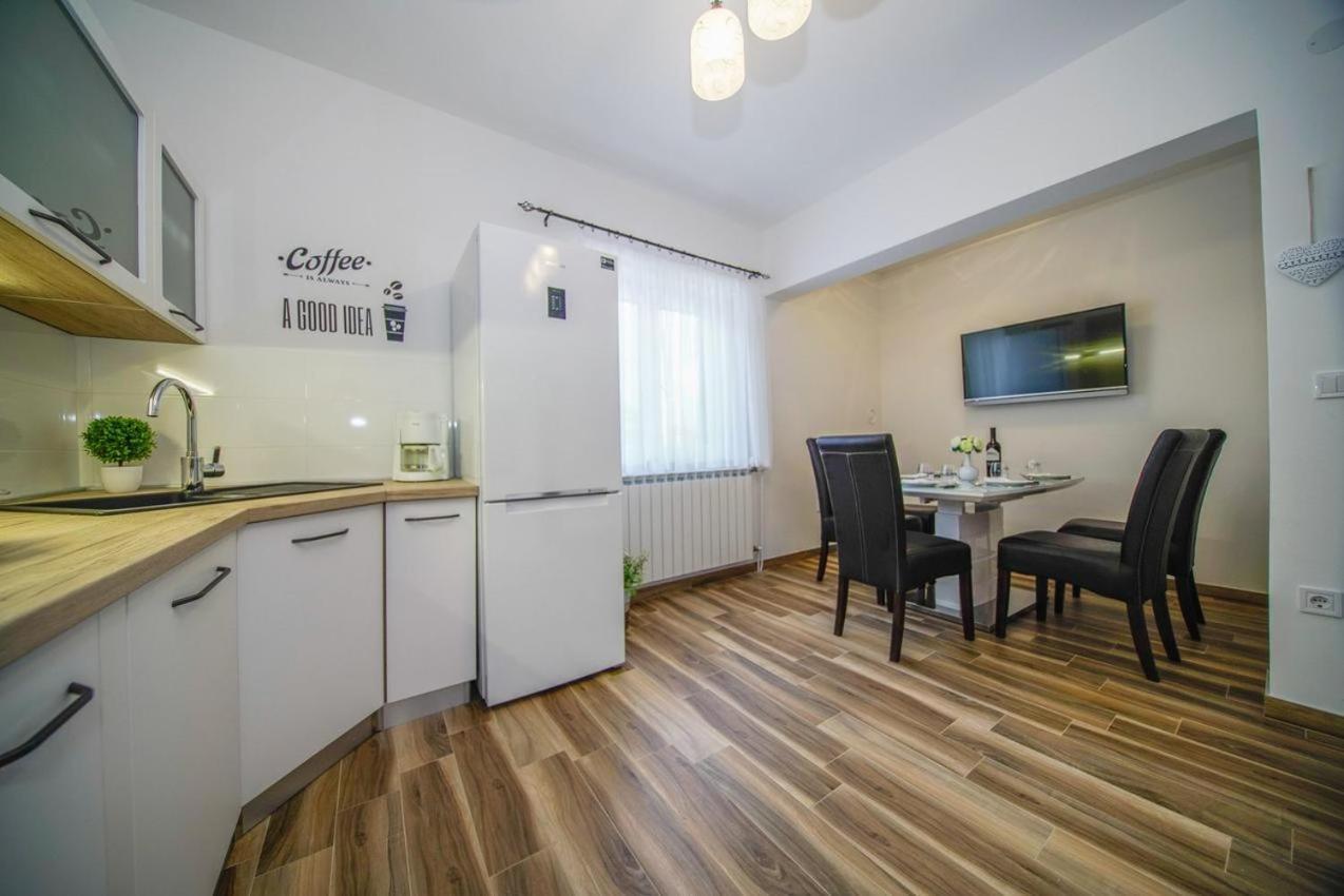 Apartman Mate Splitska Exterior photo